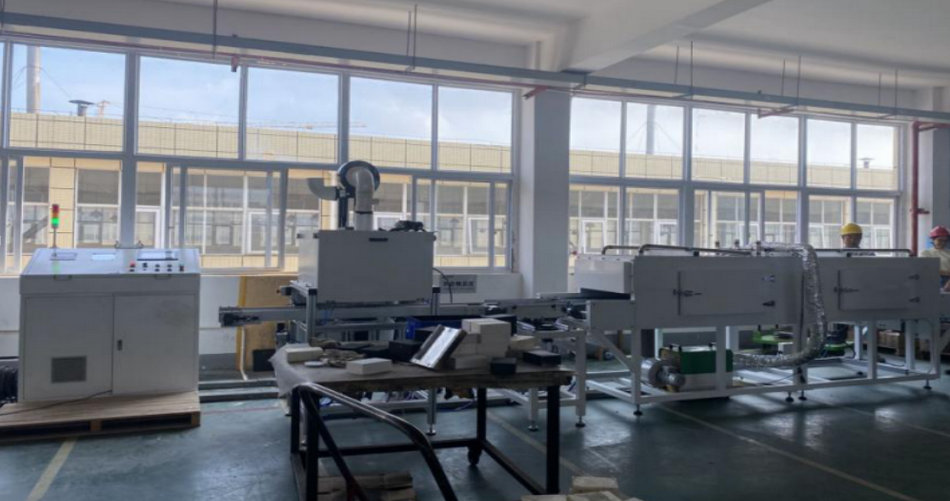 人生就是博官网特瓷陶瓷橡胶复合衬板硫化喷胶线