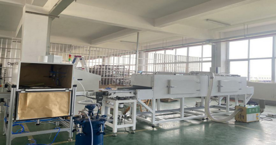 人生就是博官网特瓷陶瓷橡胶复合衬板硫化喷胶线