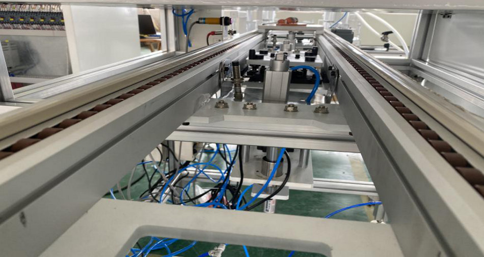 人生就是博官网特瓷陶瓷橡胶复合衬板硫化喷胶线