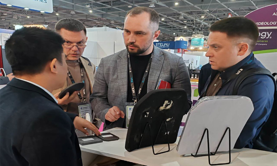 湖南人生就是博官网携最新防弹产品亮相法国欧洲国际防务展